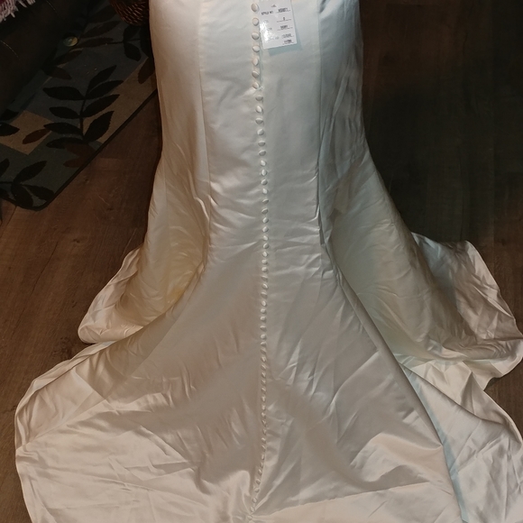 New wedding dress with tags attached - Picture 6 of 11